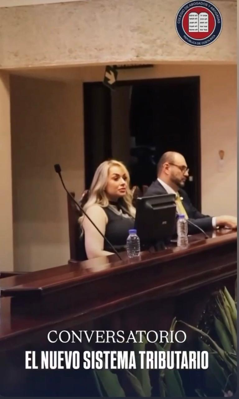 Licda. Daniela Avendaño interviene desde la mesa de expositores durante el conversatorio.