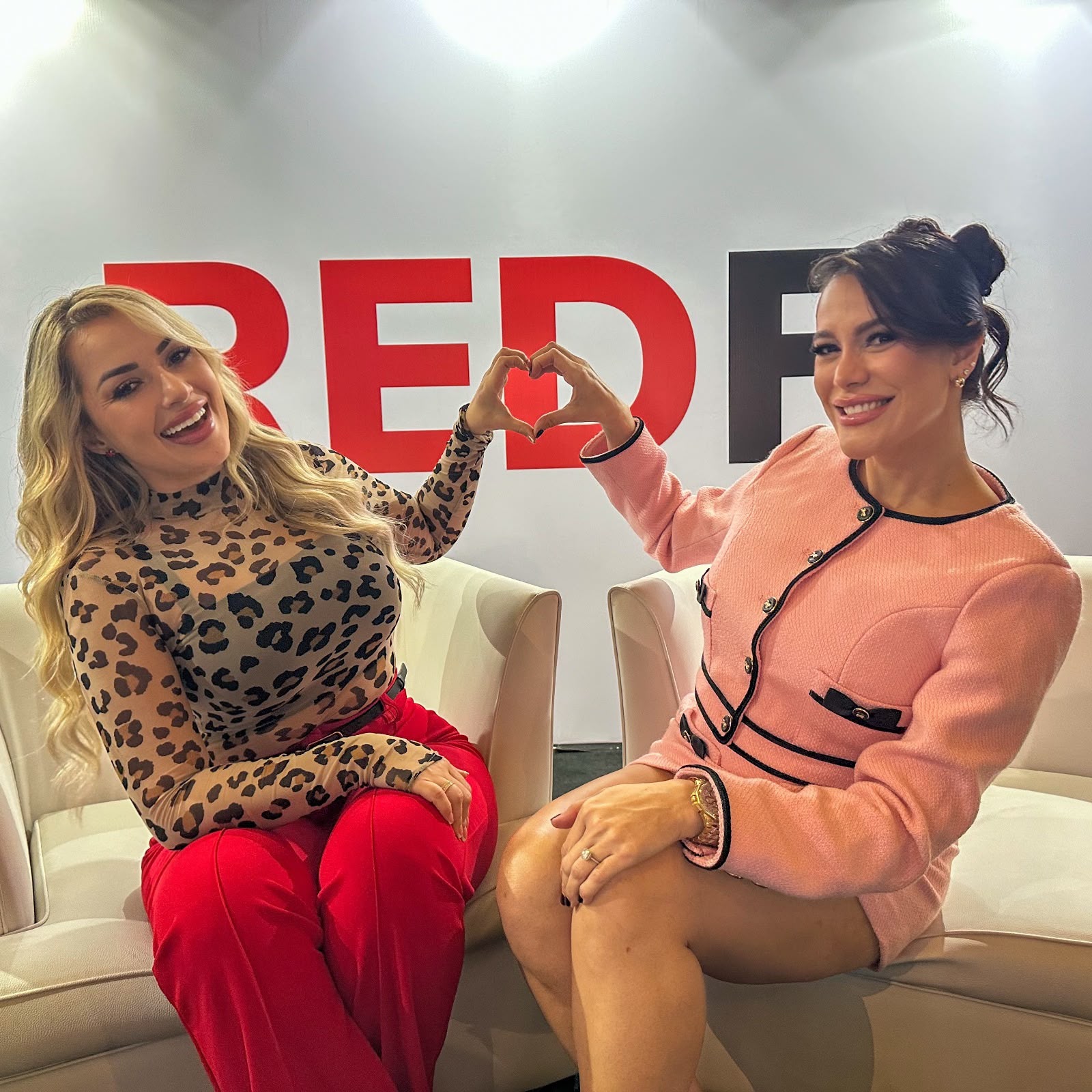 Licda. Daniela Avendaño conversando con otra participante durante el encuentro.