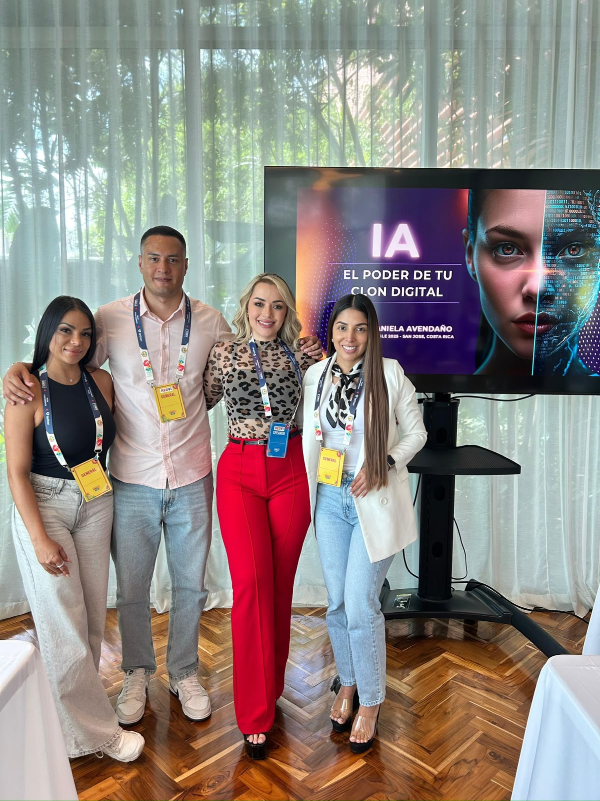 Fotografía de grupo en el encuentro, junto a la presentación sobre inteligencia artificial.