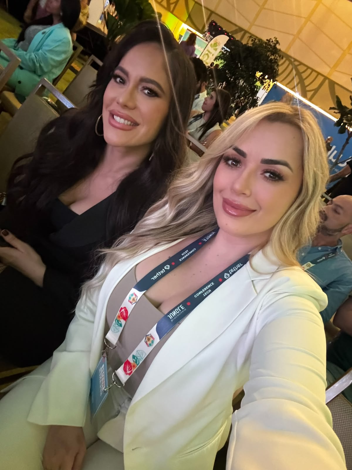 Licda. Daniela Avendaño junto a otra participante en Blockchain Jungle.