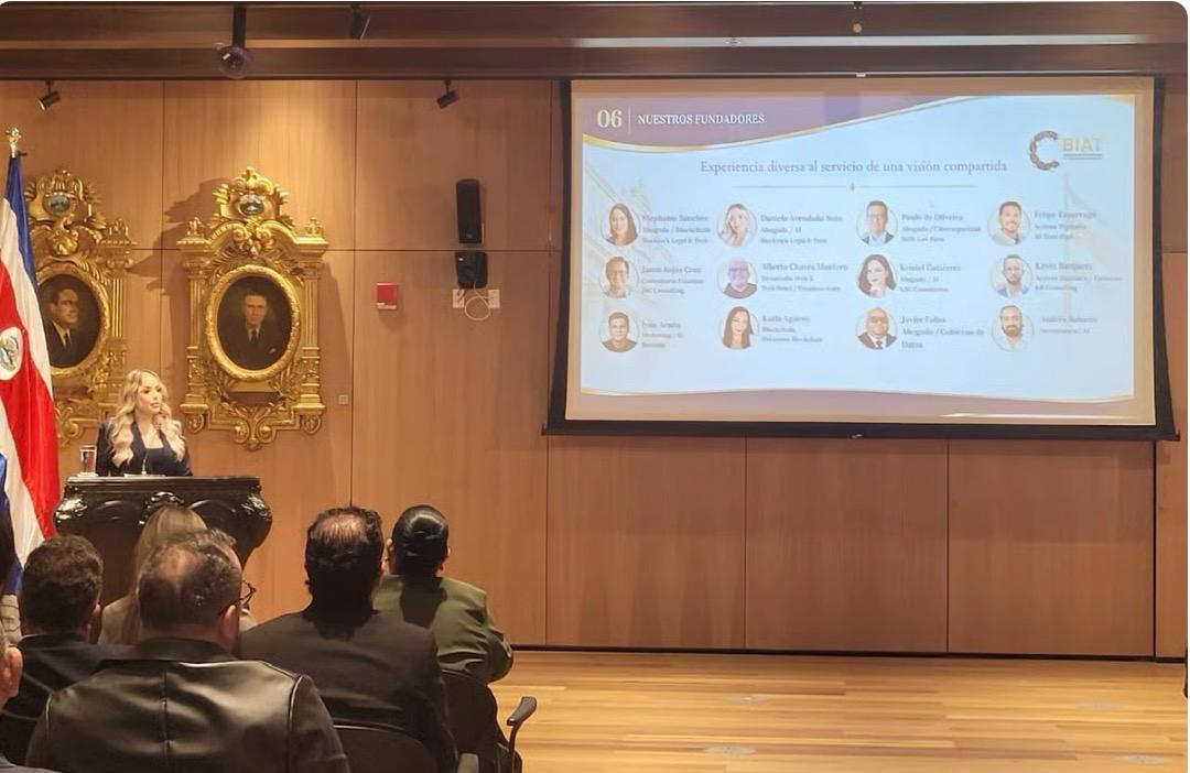 Vista del auditorio y de la presentación sobre la agenda de la Cámara.