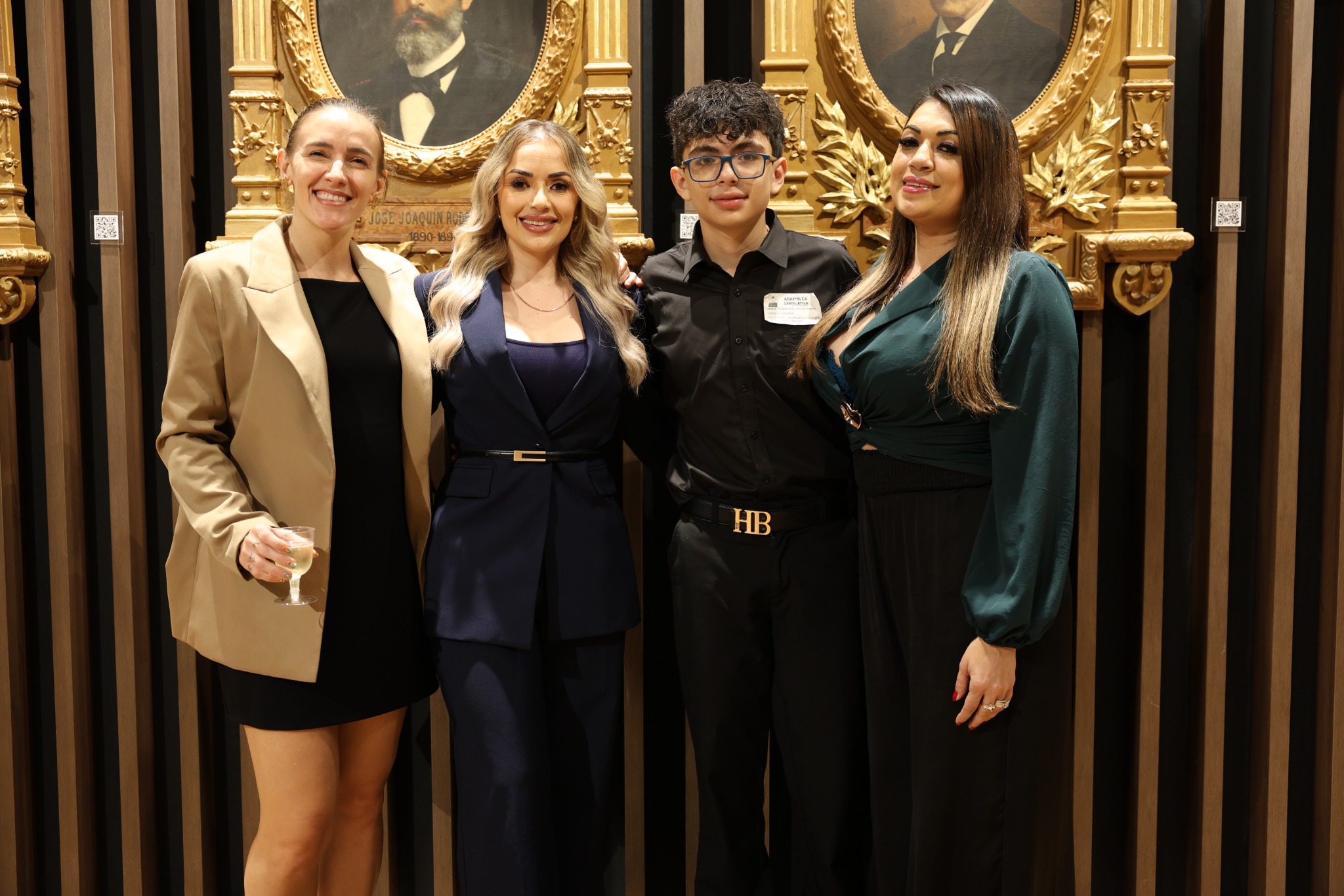 Licda. Daniela Avendaño y otras participantes en el Salón de Expresidentes.