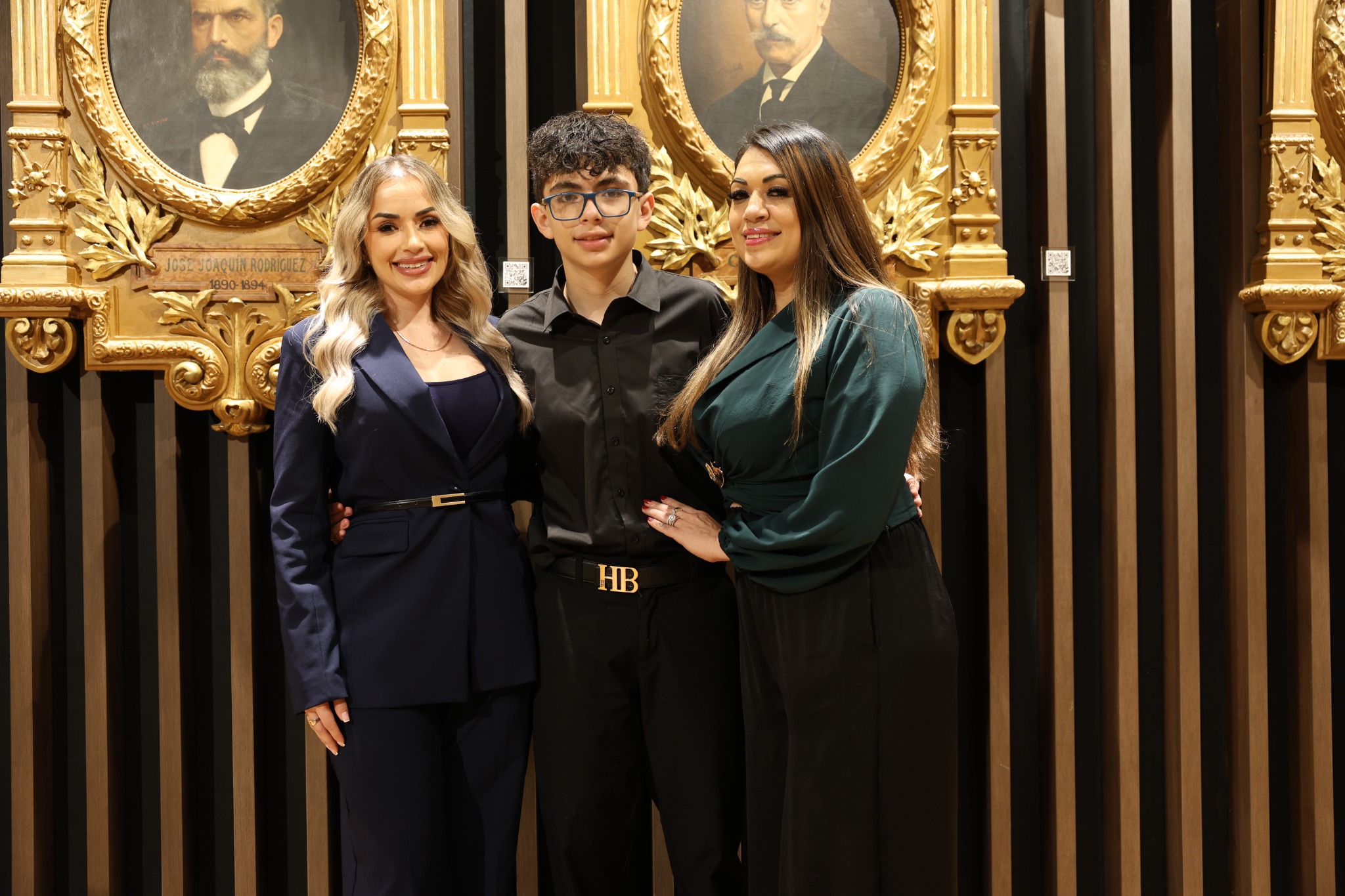 Fotografía de tres participantes durante el encuentro institucional.