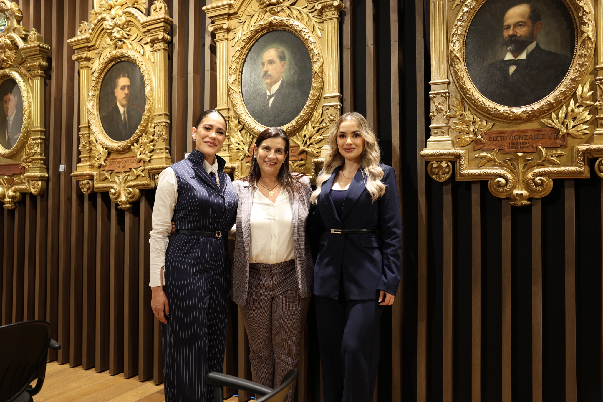 Licda. Daniela Avendaño junto a dos participantes en el encuentro.