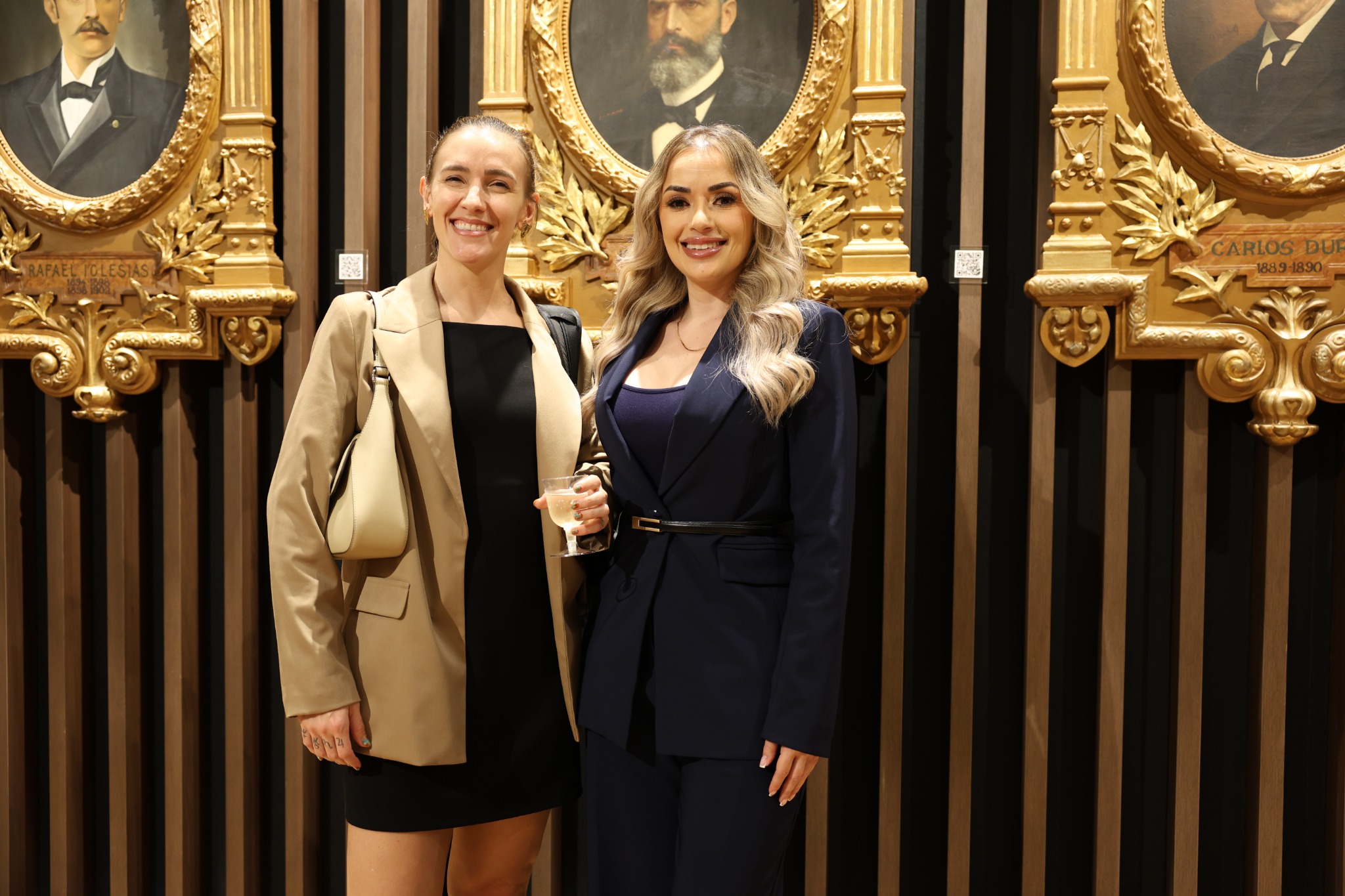 Licda. Daniela Avendaño junto a otra participante en el Salón de Expresidentes.