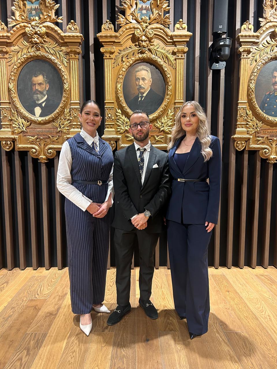 Licda. Daniela Avendaño junto a dos asistentes durante la jornada.