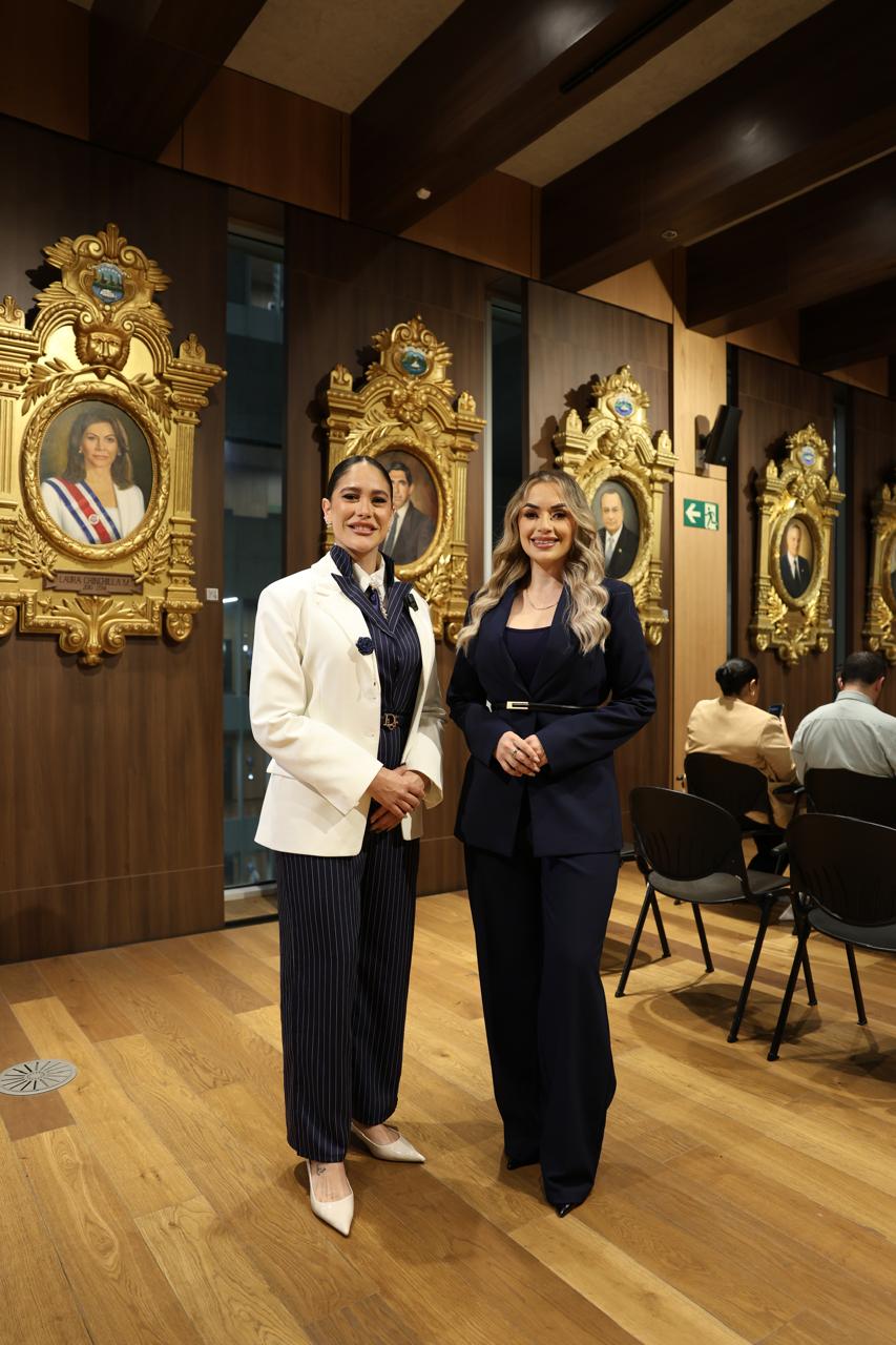 Licda. Daniela Avendaño junto a otra participante durante el lanzamiento.