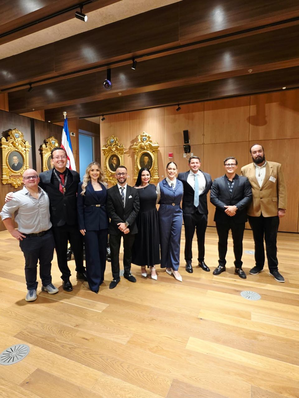 Fotografía de los participantes reunidos en el Salón de Expresidentes.