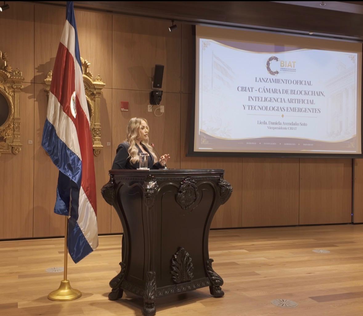 Licda. Daniela Avendaño expone junto a la pantalla de la Cámara en la Asamblea Legislativa.