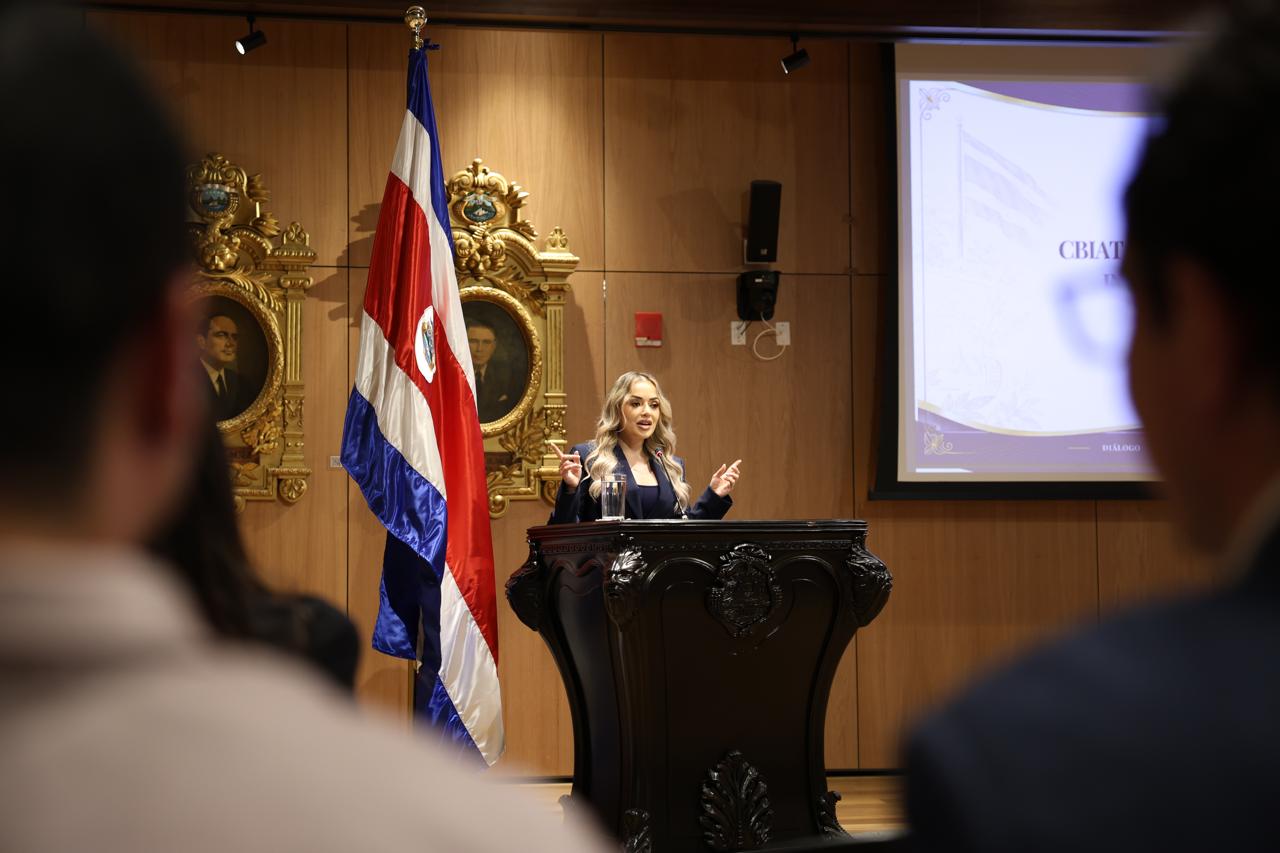 Licda. Daniela Avendaño interviene desde el podio en el Salón de Expresidentes de la Asamblea Legislativa.