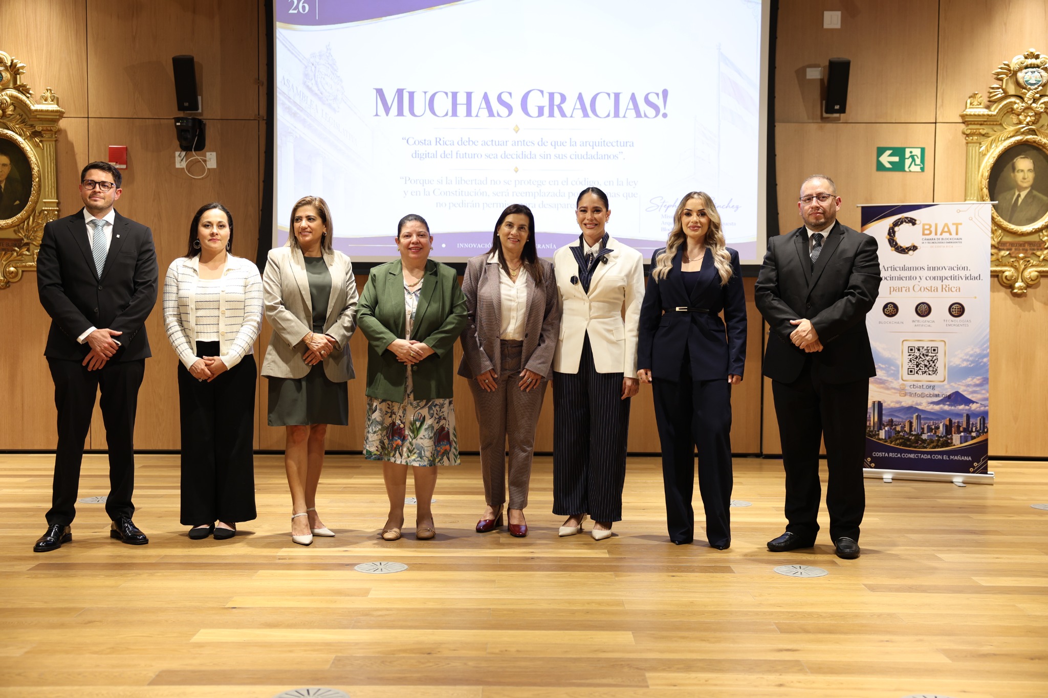 Fotografía de grupo en el escenario de la presentación institucional en la Asamblea Legislativa.